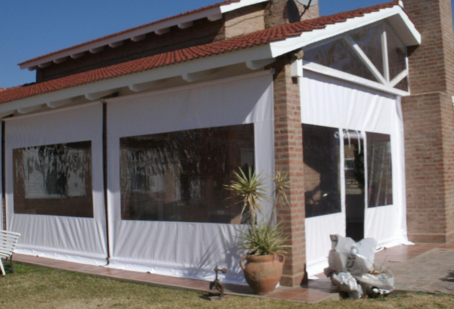 cerramiento levadizo de lona para quincho en Córdoba